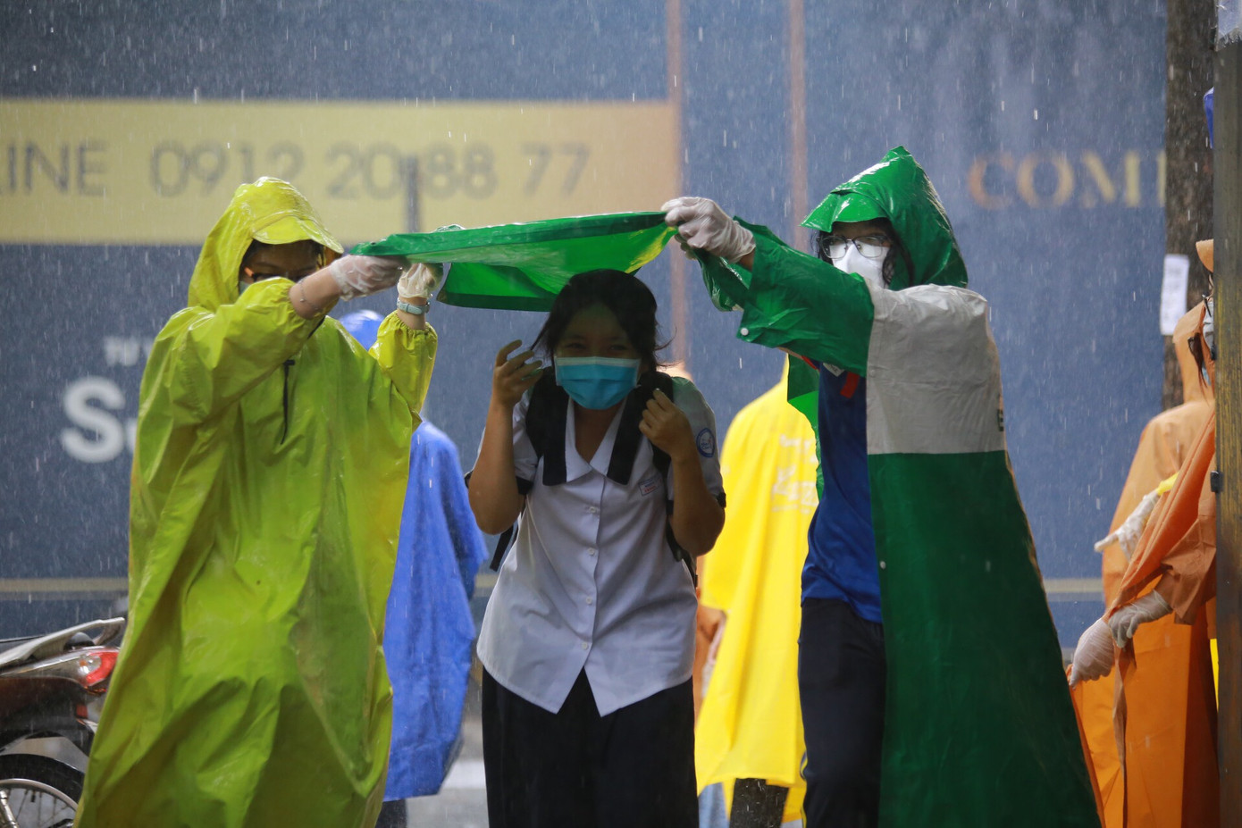 Sinh viên tình nguyện nhường áo mưa, che dù cho thí sinh lên phòng thi ảnh 11