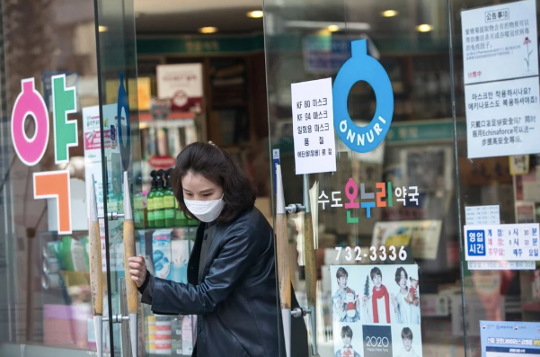 Giữa thời đại dịch Covid: Sự khác nhau trong 'văn hoá khẩu trang' Á - Âu ảnh 1