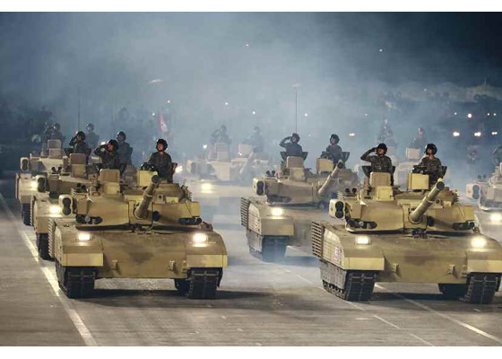 Triều Tiên khoe dàn khí tài cực khủng trong lễ duyệt binh lúc 0h ảnh 18