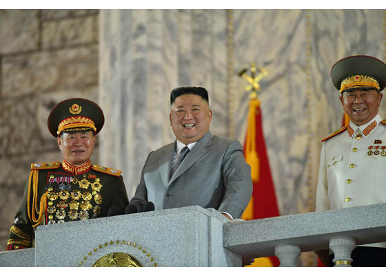 Triều Tiên khoe dàn khí tài cực khủng trong lễ duyệt binh lúc 0h ảnh 6