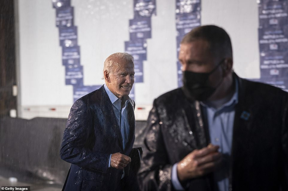 Ông Joe Biden đội mưa vận động cử tri ở bang chiến địa ảnh 12
