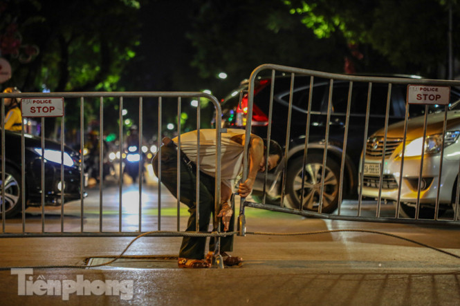 Nam thanh nữ tú đổ về phố đi bộ Hồ Gươm sau 'kỳ nghỉ COVID-19' lần 2 ảnh 2