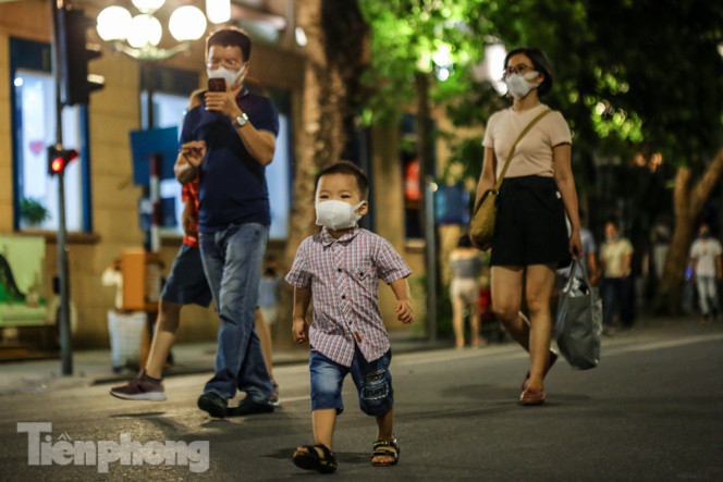 Nam thanh nữ tú đổ về phố đi bộ Hồ Gươm sau 'kỳ nghỉ COVID-19' lần 2 ảnh 12