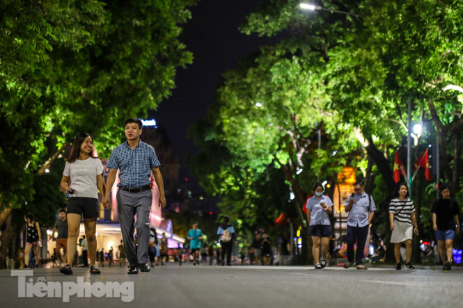 Nam thanh nữ tú đổ về phố đi bộ Hồ Gươm sau 'kỳ nghỉ COVID-19' lần 2 ảnh 9