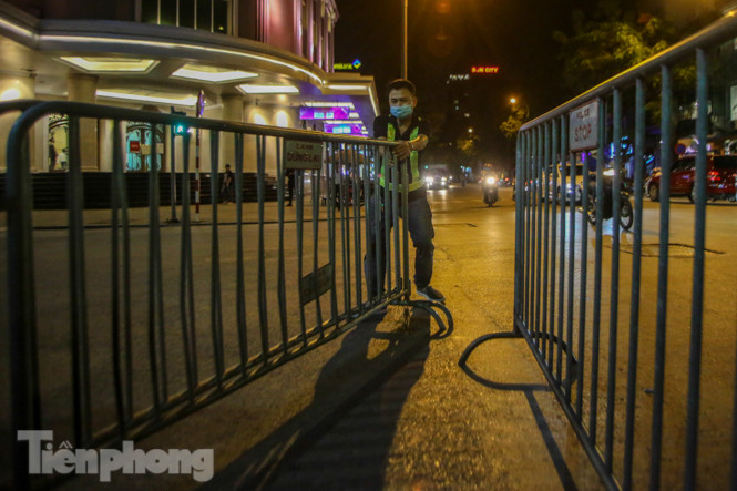 Nam thanh nữ tú đổ về phố đi bộ Hồ Gươm sau 'kỳ nghỉ COVID-19' lần 2 ảnh 1