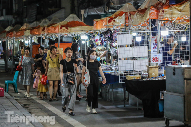 Nam thanh nữ tú đổ về phố đi bộ Hồ Gươm sau 'kỳ nghỉ COVID-19' lần 2 ảnh 16