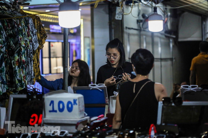 Nam thanh nữ tú đổ về phố đi bộ Hồ Gươm sau 'kỳ nghỉ COVID-19' lần 2 ảnh 15