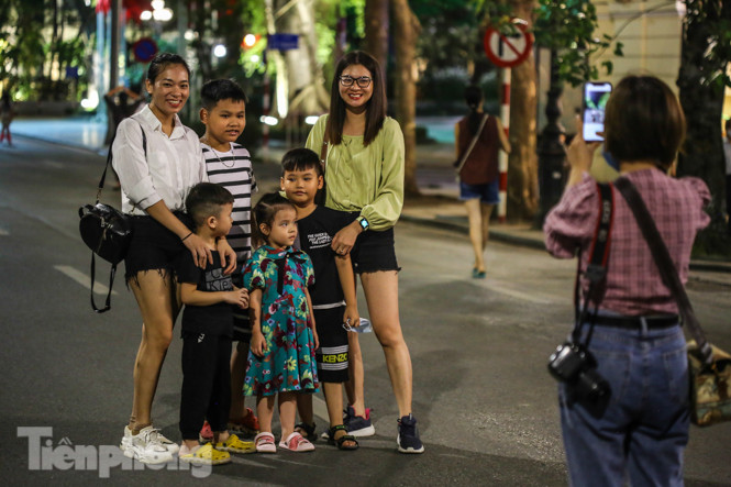 Nam thanh nữ tú đổ về phố đi bộ Hồ Gươm sau 'kỳ nghỉ COVID-19' lần 2 ảnh 10