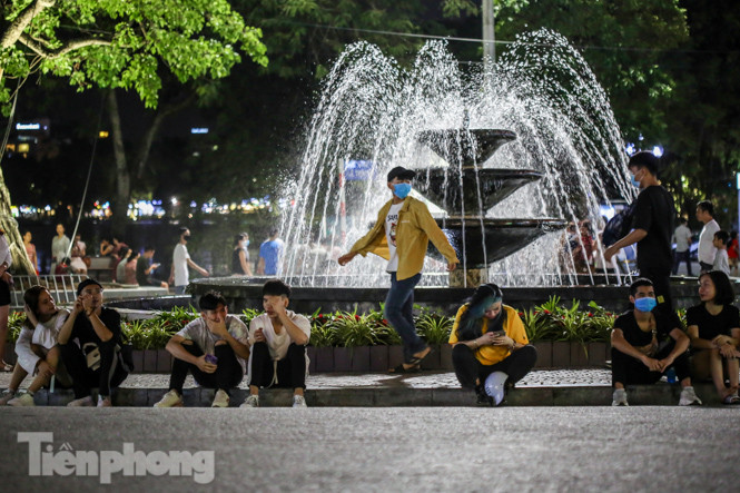 Nam thanh nữ tú đổ về phố đi bộ Hồ Gươm sau 'kỳ nghỉ COVID-19' lần 2 ảnh 17