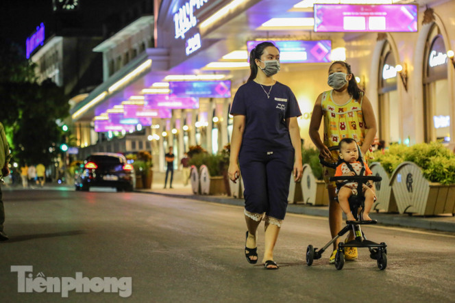 Nam thanh nữ tú đổ về phố đi bộ Hồ Gươm sau 'kỳ nghỉ COVID-19' lần 2 ảnh 5