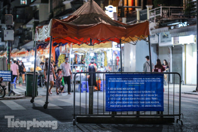 Nam thanh nữ tú đổ về phố đi bộ Hồ Gươm sau 'kỳ nghỉ COVID-19' lần 2 ảnh 14