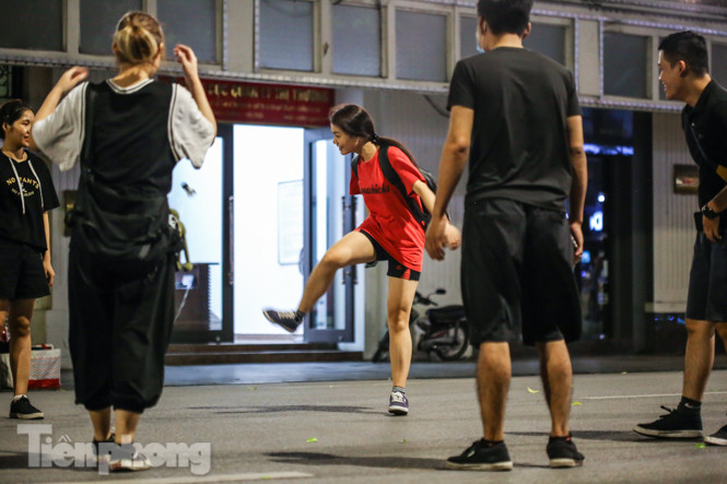 Nam thanh nữ tú đổ về phố đi bộ Hồ Gươm sau 'kỳ nghỉ COVID-19' lần 2 ảnh 13