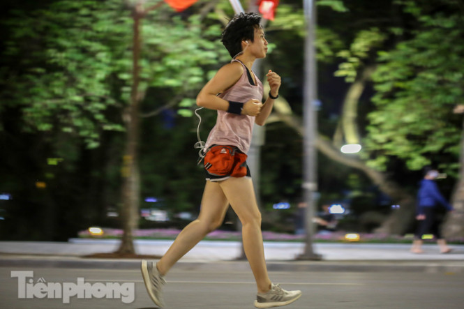 Nam thanh nữ tú đổ về phố đi bộ Hồ Gươm sau 'kỳ nghỉ COVID-19' lần 2 ảnh 7