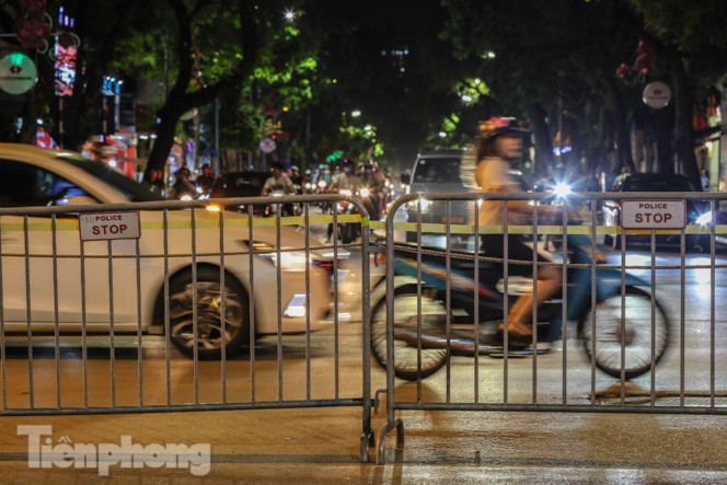 Nam thanh nữ tú đổ về phố đi bộ Hồ Gươm sau 'kỳ nghỉ COVID-19' lần 2 ảnh 4