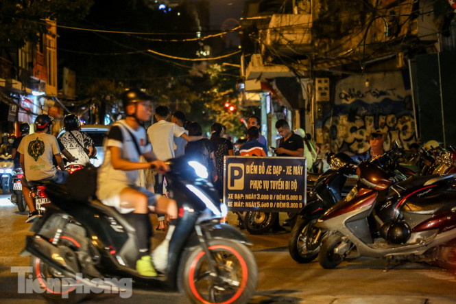 Nam thanh nữ tú đổ về phố đi bộ Hồ Gươm sau 'kỳ nghỉ COVID-19' lần 2 ảnh 18