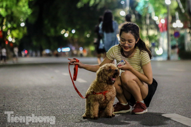 Nam thanh nữ tú đổ về phố đi bộ Hồ Gươm sau 'kỳ nghỉ COVID-19' lần 2 ảnh 6