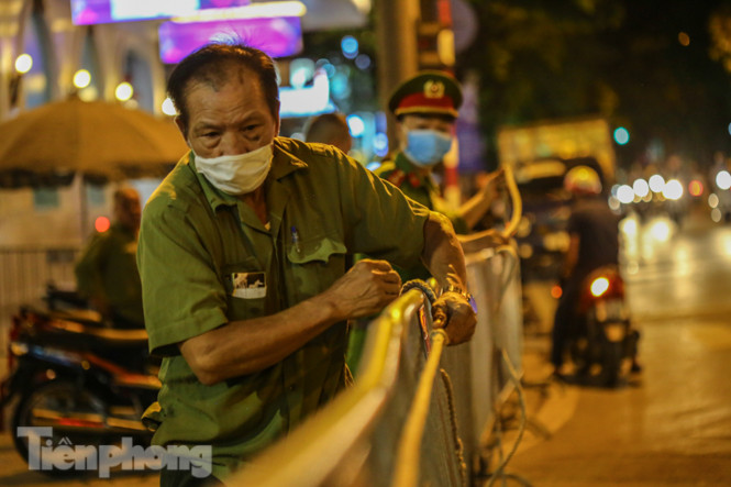 Nam thanh nữ tú đổ về phố đi bộ Hồ Gươm sau 'kỳ nghỉ COVID-19' lần 2 ảnh 3