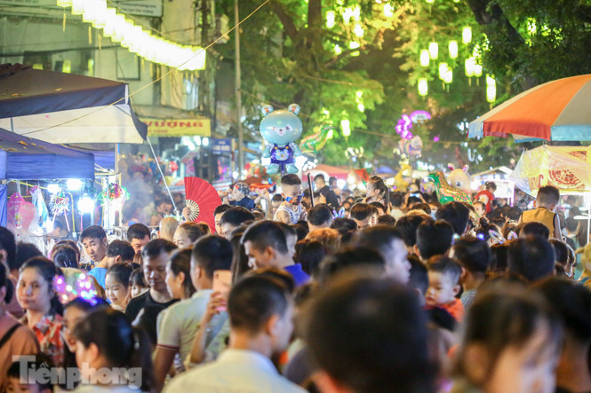 Chôn chân giữa 'biển người' đi chơi Trung thu trên phố Hàng Mã ảnh 3