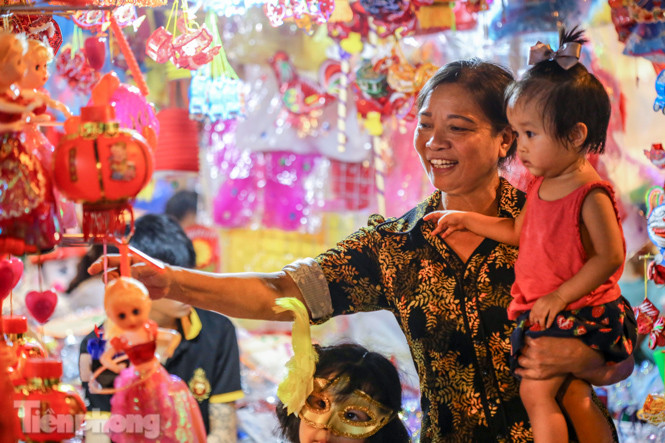 Chôn chân giữa 'biển người' đi chơi Trung thu trên phố Hàng Mã ảnh 8