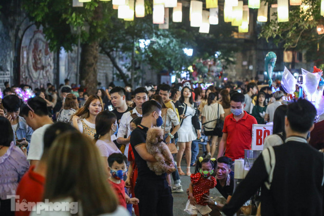 Chôn chân giữa 'biển người' đi chơi Trung thu trên phố Hàng Mã ảnh 13