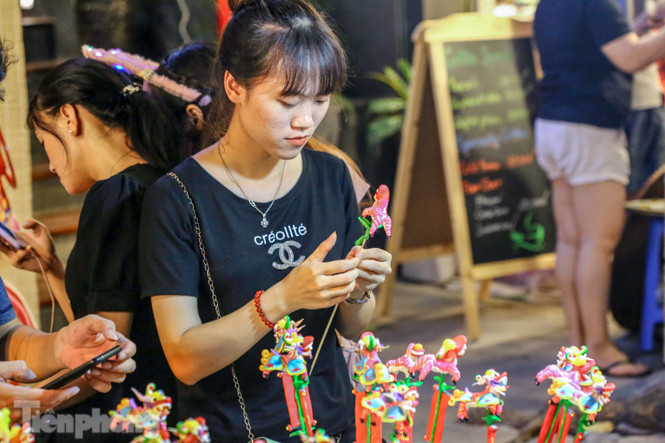 Chôn chân giữa 'biển người' đi chơi Trung thu trên phố Hàng Mã ảnh 12