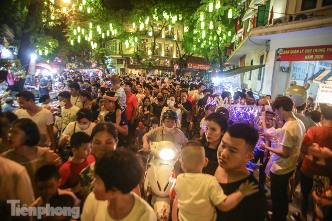Chôn chân giữa 'biển người' đi chơi Trung thu trên phố Hàng Mã ảnh 1