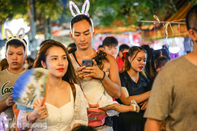 Chôn chân giữa 'biển người' đi chơi Trung thu trên phố Hàng Mã ảnh 11