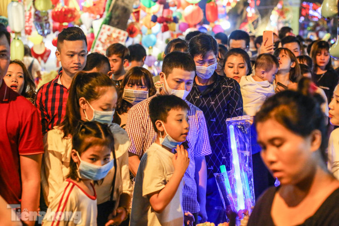 Chôn chân giữa 'biển người' đi chơi Trung thu trên phố Hàng Mã ảnh 6