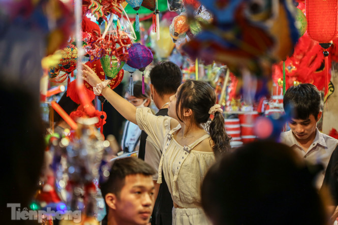 Chôn chân giữa 'biển người' đi chơi Trung thu trên phố Hàng Mã ảnh 10