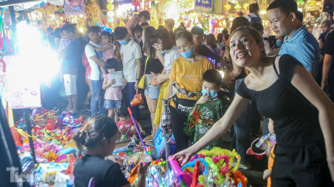 Chôn chân giữa 'biển người' đi chơi Trung thu trên phố Hàng Mã ảnh 5