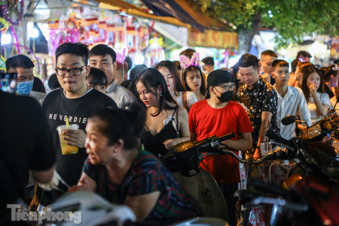 Chôn chân giữa 'biển người' đi chơi Trung thu trên phố Hàng Mã ảnh 4