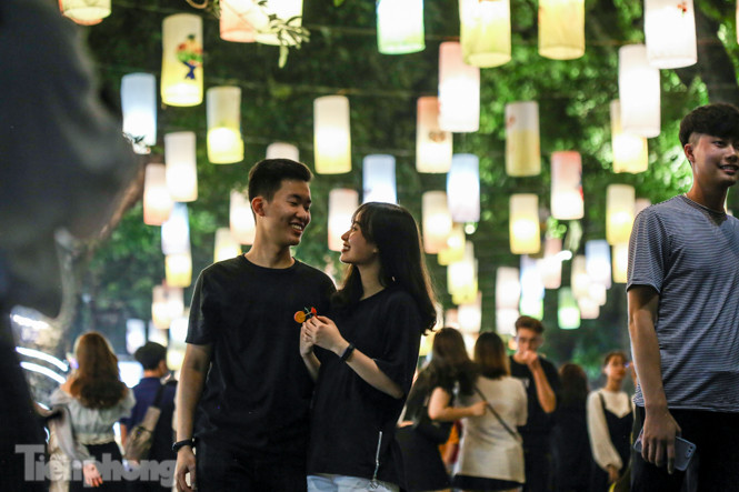 Chôn chân giữa 'biển người' đi chơi Trung thu trên phố Hàng Mã ảnh 15