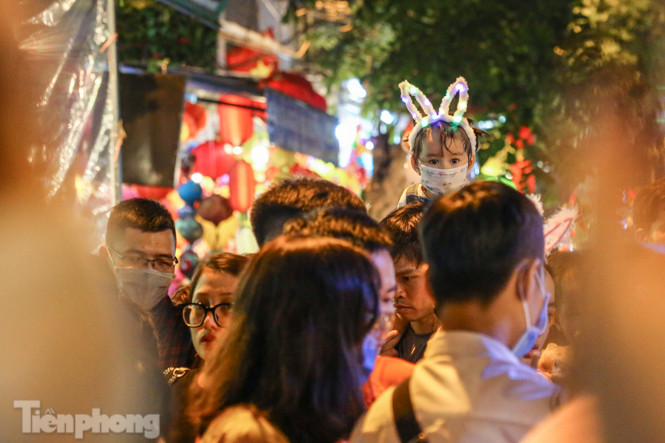 Chôn chân giữa 'biển người' đi chơi Trung thu trên phố Hàng Mã ảnh 7