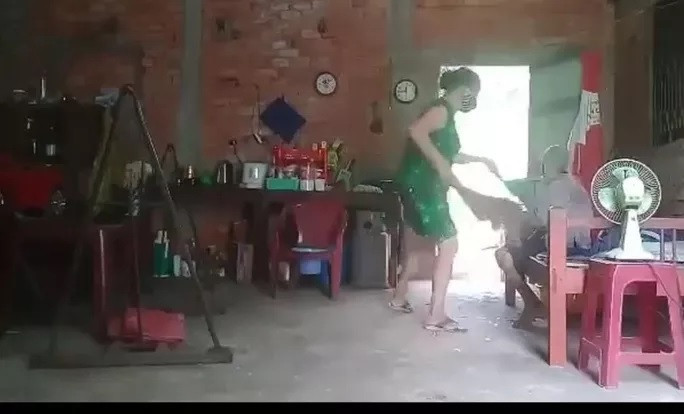 Công an Long An vào cuộc điều tra vụ cụ bà bị đánh đập, đổ phân lên đầu ảnh 1