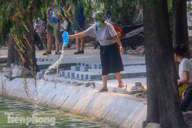 Phóng sinh 'đủ món' ra hồ Hoàn Kiếm ngày rằm tháng 7 ảnh 2