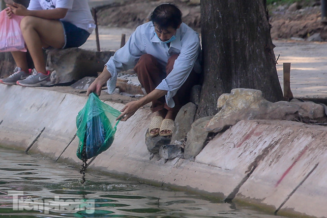 Phóng sinh 'đủ món' ra hồ Hoàn Kiếm ngày rằm tháng 7 ảnh 4