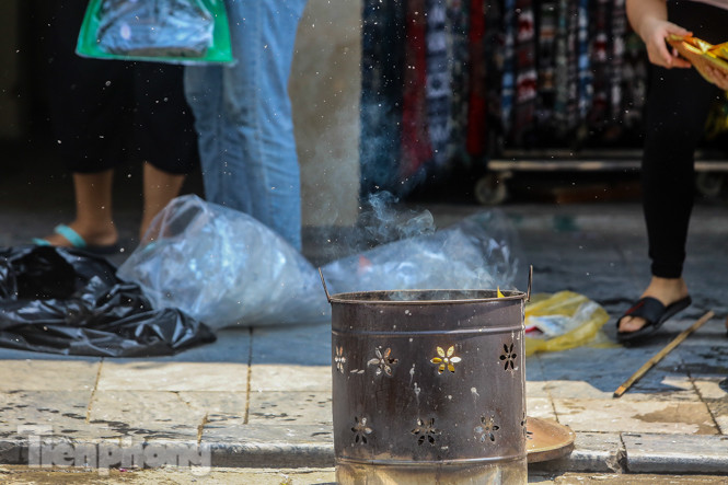 Vỉa hè, lòng đường Thủ đô 'đỏ lửa' cúng rằm tháng 7 ảnh 9