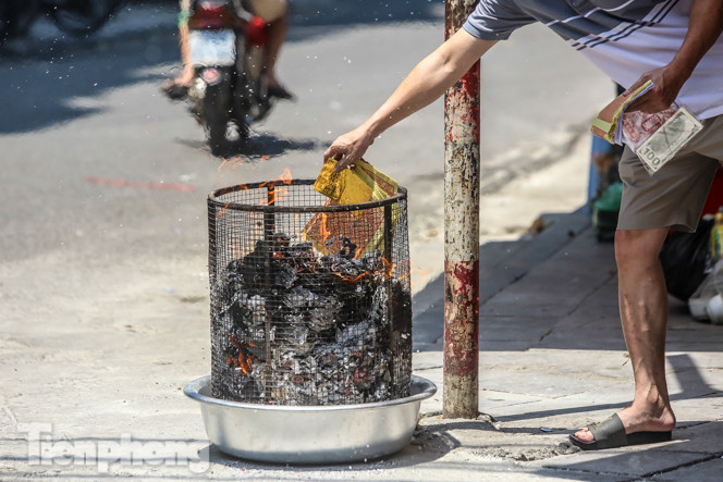 Vỉa hè, lòng đường Thủ đô 'đỏ lửa' cúng rằm tháng 7 ảnh 10