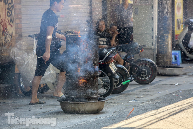 Vỉa hè, lòng đường Thủ đô 'đỏ lửa' cúng rằm tháng 7 ảnh 8