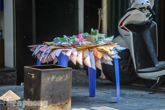 Vỉa hè, lòng đường Thủ đô 'đỏ lửa' cúng rằm tháng 7 ảnh 12