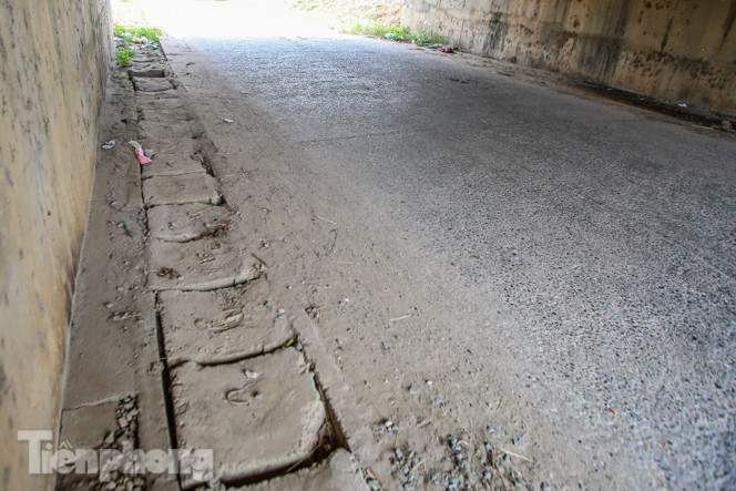Hầm chui nhếch nhác, chằng chịt ổ gà trên đường gom Đại lộ Thăng Long ảnh 9