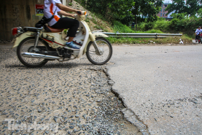 Hầm chui nhếch nhác, chằng chịt ổ gà trên đường gom Đại lộ Thăng Long ảnh 3
