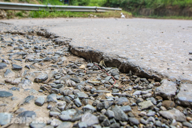 Hầm chui nhếch nhác, chằng chịt ổ gà trên đường gom Đại lộ Thăng Long ảnh 6