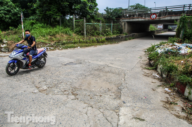 Hầm chui nhếch nhác, chằng chịt ổ gà trên đường gom Đại lộ Thăng Long ảnh 1