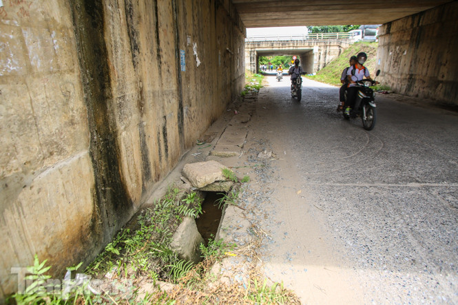 Hầm chui nhếch nhác, chằng chịt ổ gà trên đường gom Đại lộ Thăng Long ảnh 11
