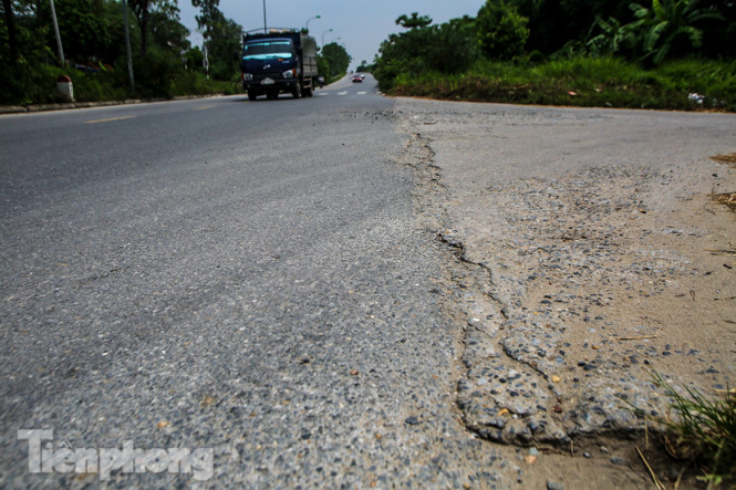 Hầm chui nhếch nhác, chằng chịt ổ gà trên đường gom Đại lộ Thăng Long ảnh 2