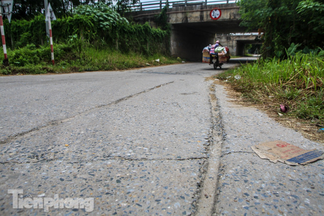 Hầm chui nhếch nhác, chằng chịt ổ gà trên đường gom Đại lộ Thăng Long ảnh 5
