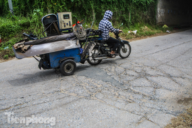 Hầm chui nhếch nhác, chằng chịt ổ gà trên đường gom Đại lộ Thăng Long ảnh 4