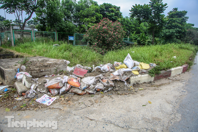 Hầm chui nhếch nhác, chằng chịt ổ gà trên đường gom Đại lộ Thăng Long ảnh 13