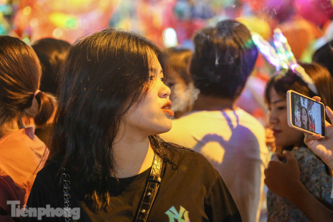 ‘Hốt bạc’ nhờ bán kem nhả khói độc đáo mùa Trung thu Hà Nội ảnh 10
